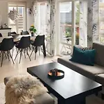 8 Person In Averoy-by Traum * Sveggen