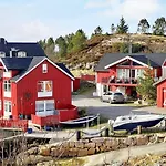 8 Person In Averoy-by Traum Sveggen