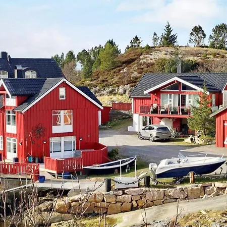 8 Person In Averoy-by Traum Sveggen