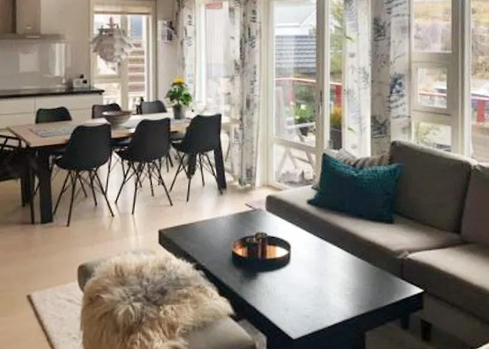 8 Person In Averoy-by Traum * Sveggen