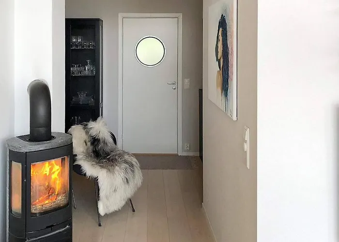 8 Person In Averoy-by Traum *