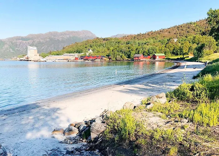 8 Person In Averoy-by Traum Sveggen