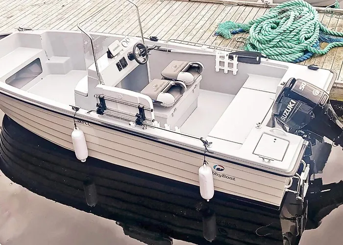 8 Person In Averoy-by Traum *